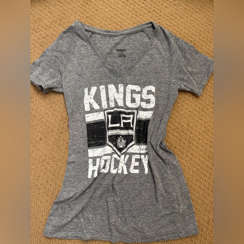 Women’s LA Kings V neck shirt M/L grey